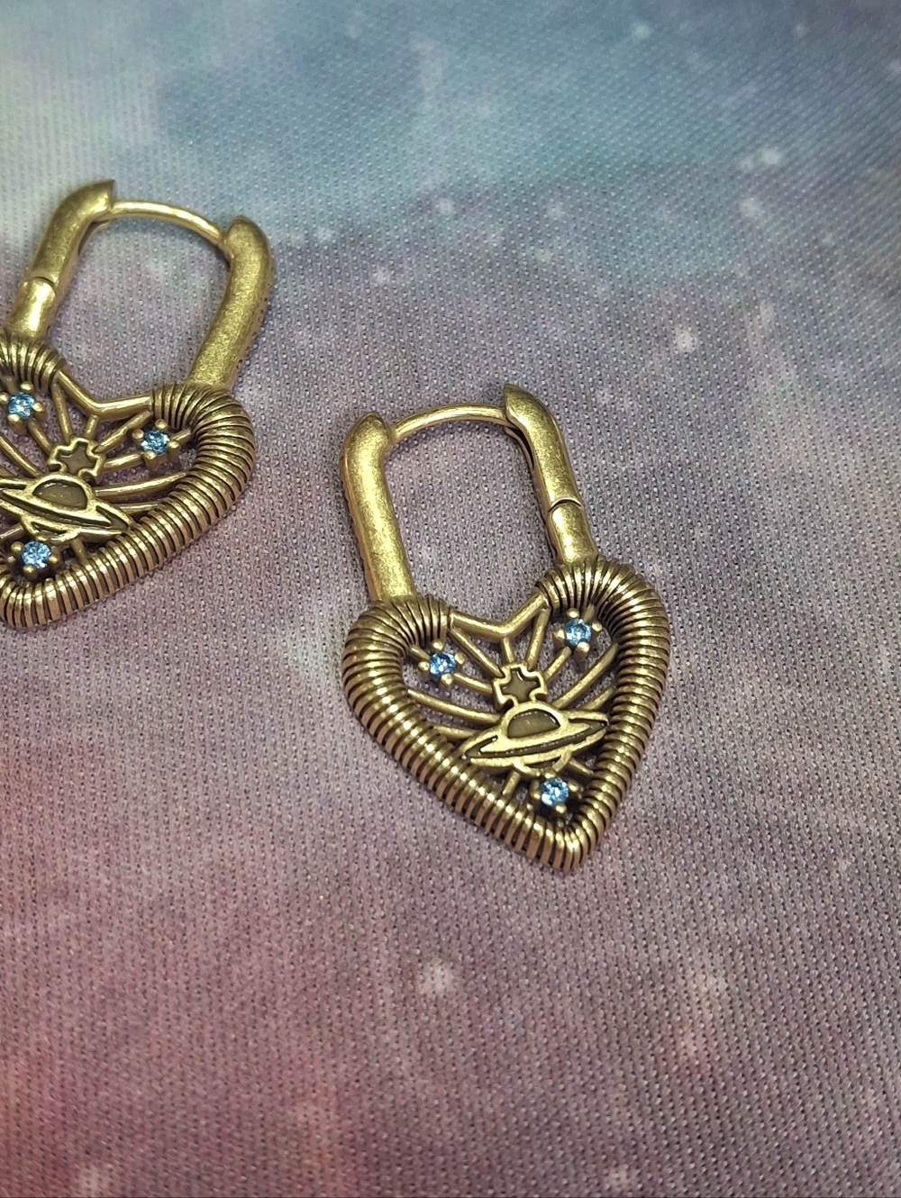 Vivienne Westwood Gold Heart Huggie Earrings - Picture 7 of 7